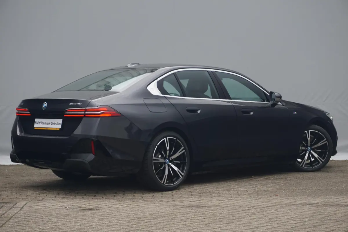 eDrive40 M Sport | Trekhaak / Panoramadak / Driving Assistant Professional / Parking Assistant Professional / Elektrische Comfortstoelen + Memory / Stoelventilatie / Head-up / Rondomzicht ca