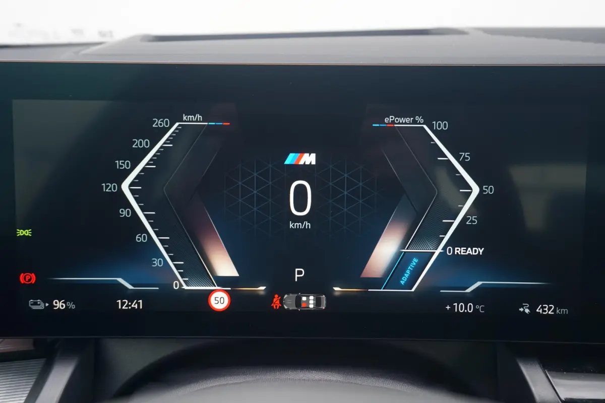eDrive40 M Sport | Trekhaak / Panoramadak / Driving Assistant Professional / Parking Assistant Professional / Elektrische Comfortstoelen + Memory / Stoelventilatie / Head-up / Rondomzicht ca