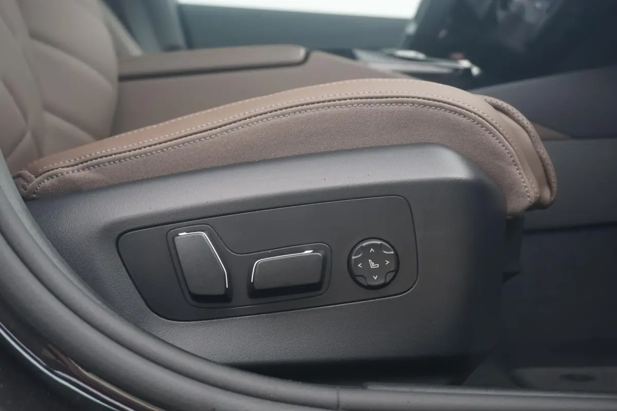 eDrive40 M Sport | Trekhaak / Panoramadak / Driving Assistant Professional / Parking Assistant Professional / Elektrische Comfortstoelen + Memory / Stoelventilatie / Head-up / Rondomzicht ca