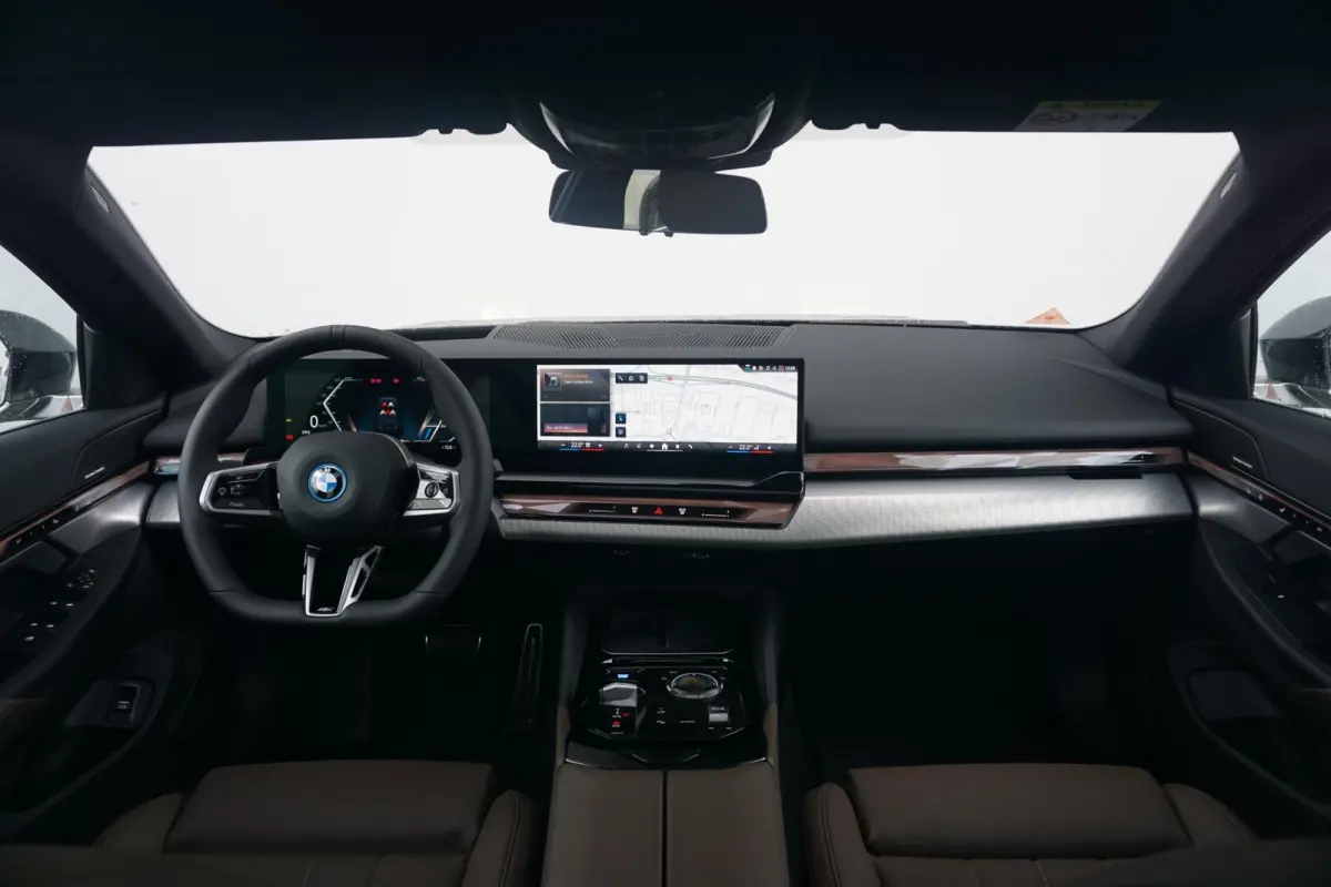 eDrive40 M Sport | Trekhaak / Panoramadak / Driving Assistant Professional / Parking Assistant Professional / Elektrische Comfortstoelen + Memory / Stoelventilatie / Head-up / Rondomzicht ca