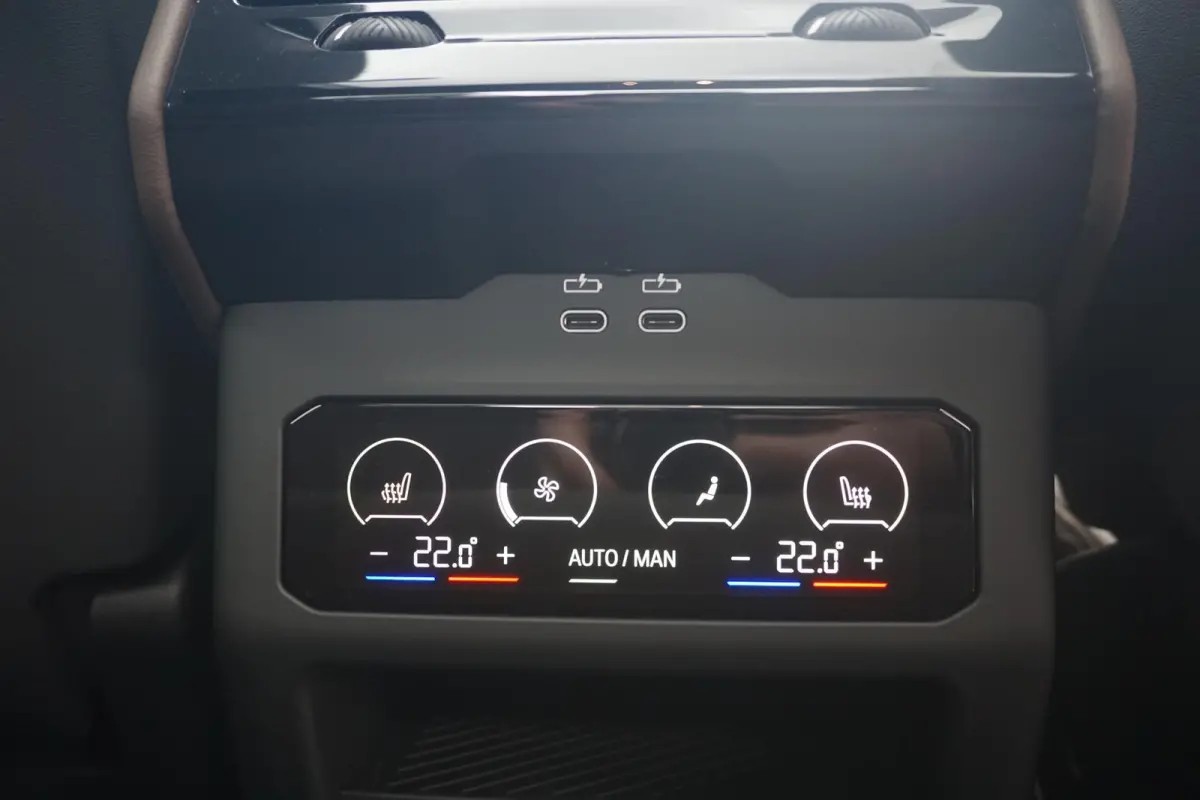 eDrive40 M Sport | Trekhaak / Panoramadak / Driving Assistant Professional / Parking Assistant Professional / Elektrische Comfortstoelen + Memory / Stoelventilatie / Head-up / Rondomzicht ca