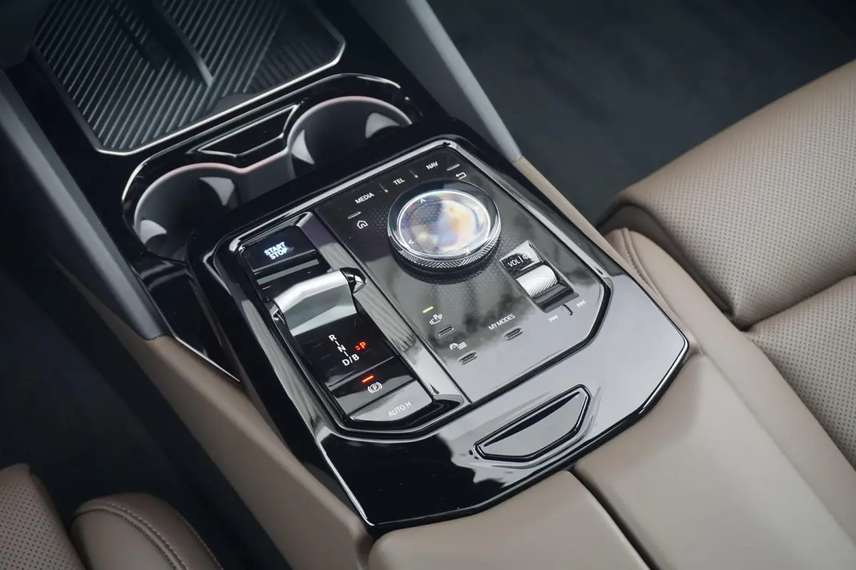 eDrive40 M Sport | Trekhaak / Panoramadak / Driving Assistant Professional / Parking Assistant Professional / Elektrische Comfortstoelen + Memory / Stoelventilatie / Head-up / Rondomzicht ca
