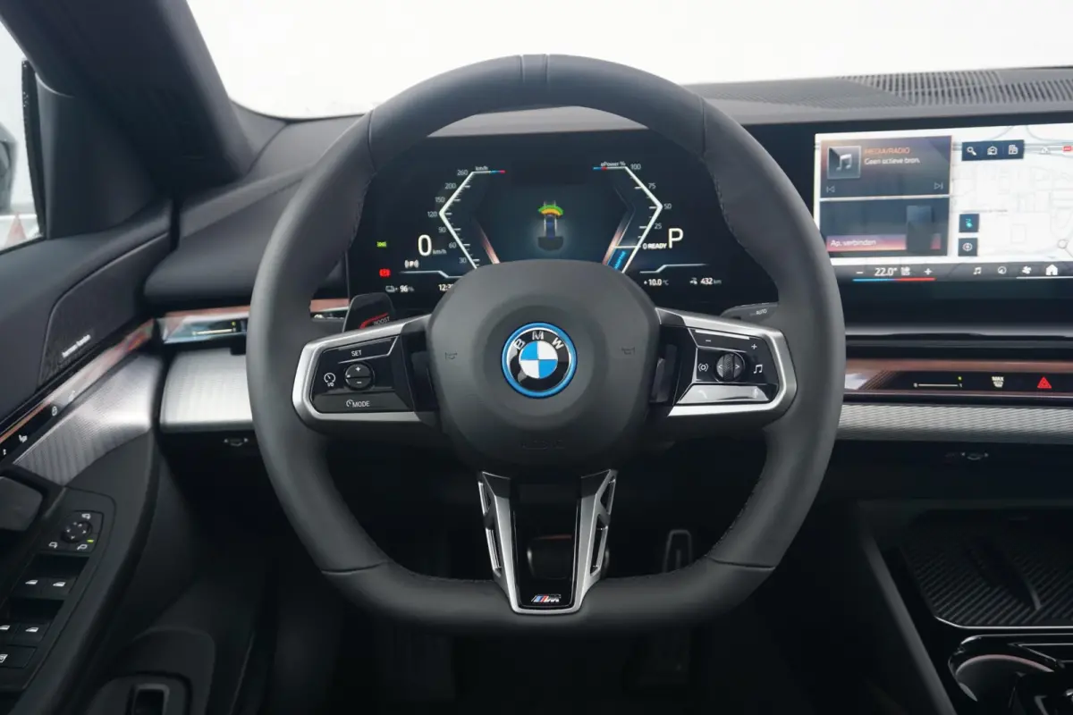 eDrive40 M Sport | Trekhaak / Panoramadak / Driving Assistant Professional / Parking Assistant Professional / Elektrische Comfortstoelen + Memory / Stoelventilatie / Head-up / Rondomzicht ca