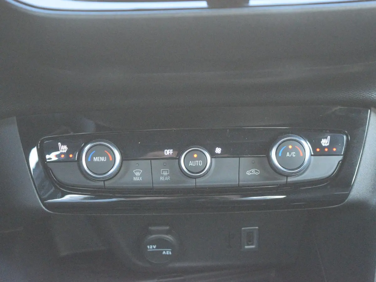 1.2 Turbo Hybrid GS MASSAGEFUNCTIE | CAMERA MET SENSOREN | NAVI & CARPLAY | WINTERPAKKET |