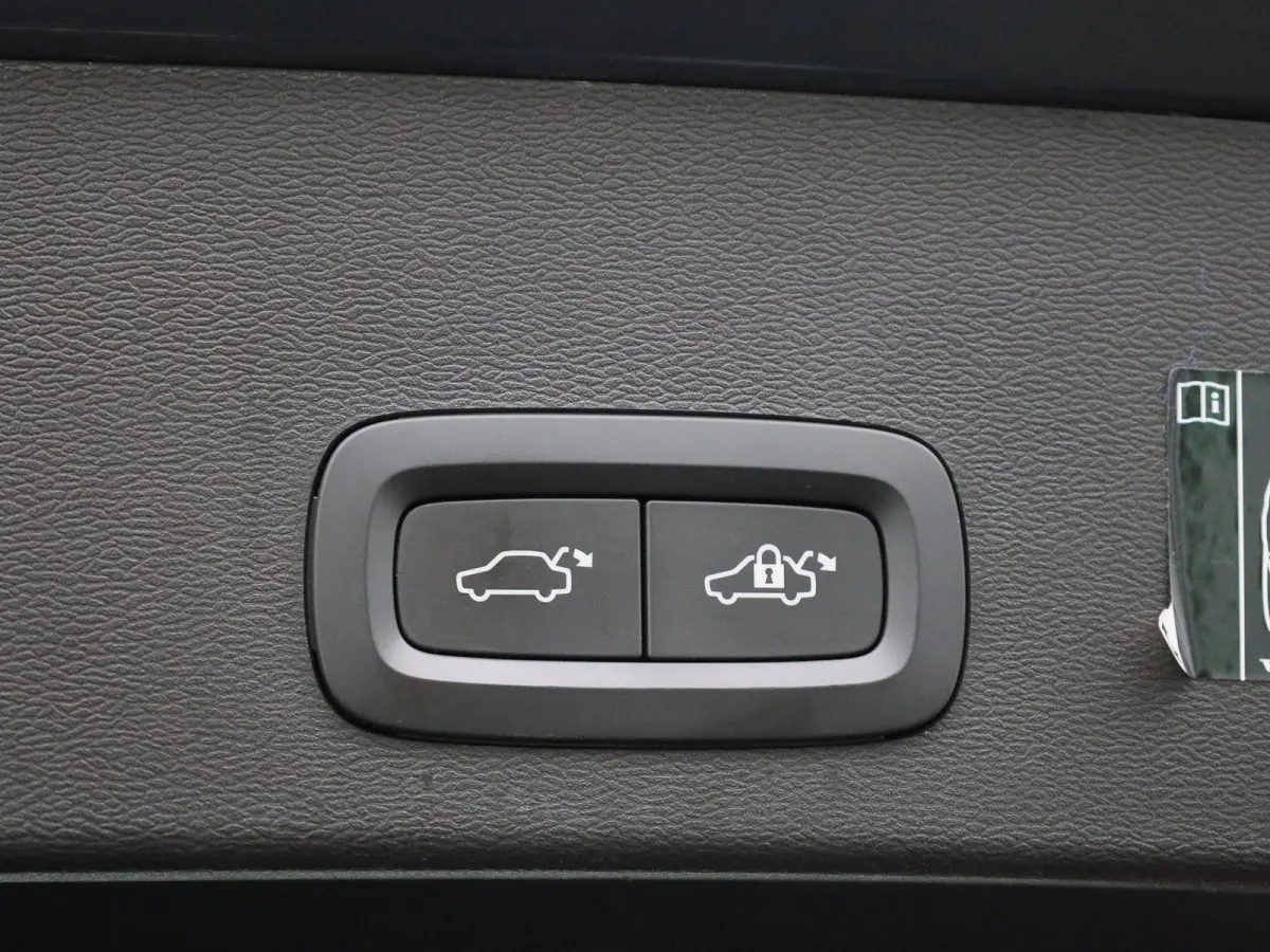 2.0 B4 AWD R-Design | Automaat | Apple Carplay/Android Auto | Achteruitrijcamera | Stoelverwarming | Parkeersensoren |