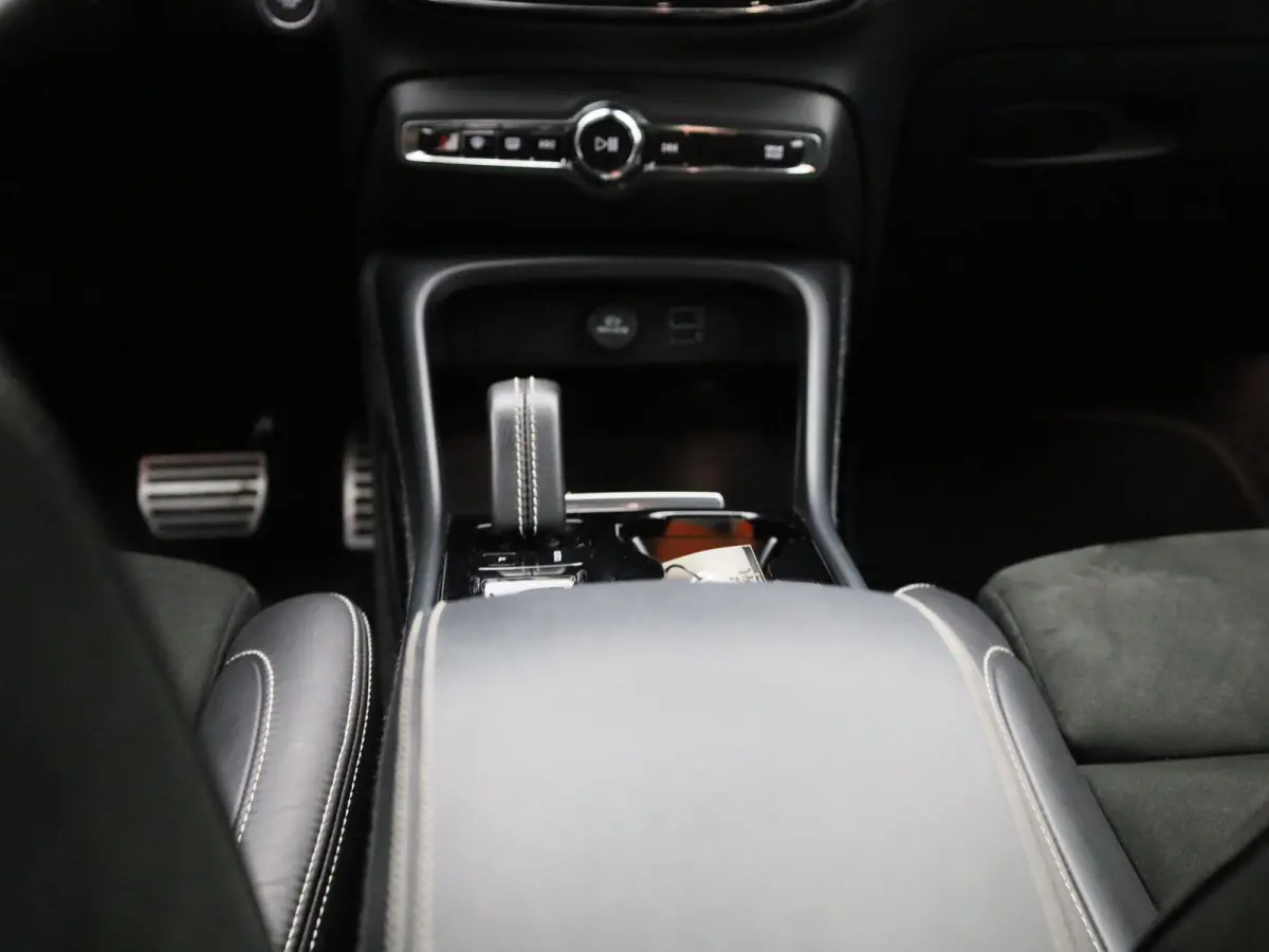 2.0 B4 AWD R-Design | Automaat | Apple Carplay/Android Auto | Achteruitrijcamera | Stoelverwarming | Parkeersensoren |
