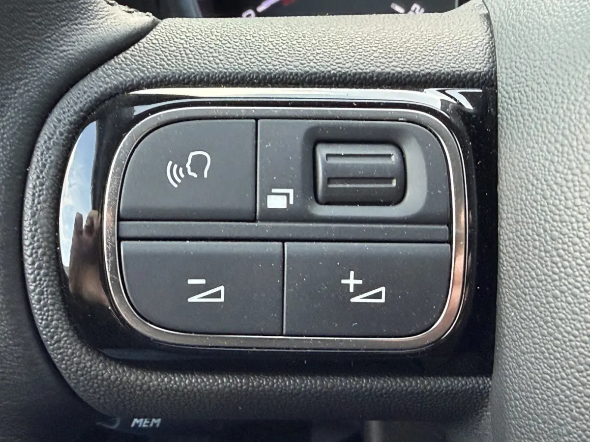 110pk Shine (Camera - Parkeersensoren V+A - 17"incl 4S - Automatische Airco - Navigatie - Apple Carplay)