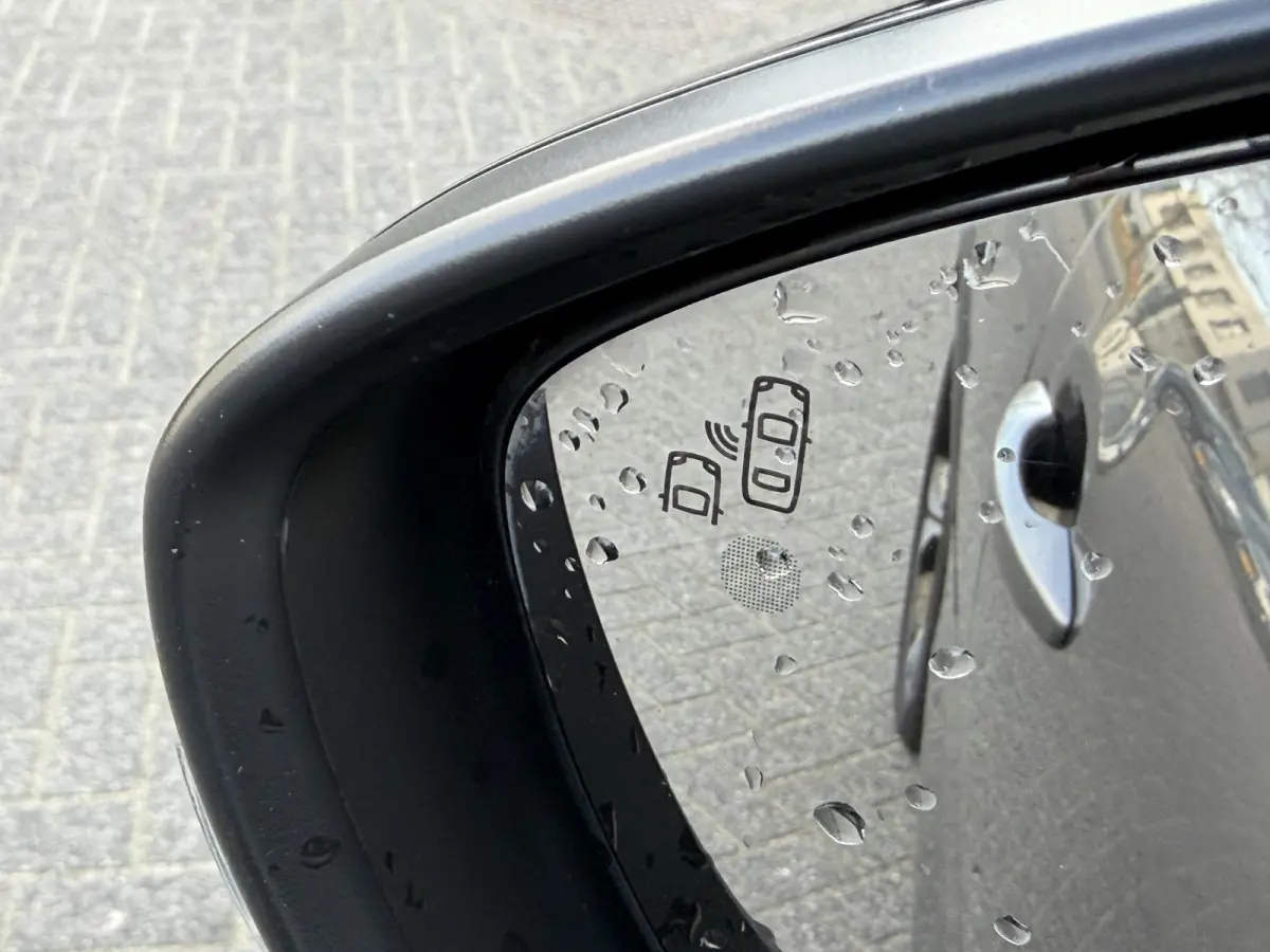 110pk Shine (Camera - Parkeersensoren V+A - 17"incl 4S - Automatische Airco - Navigatie - Apple Carplay)