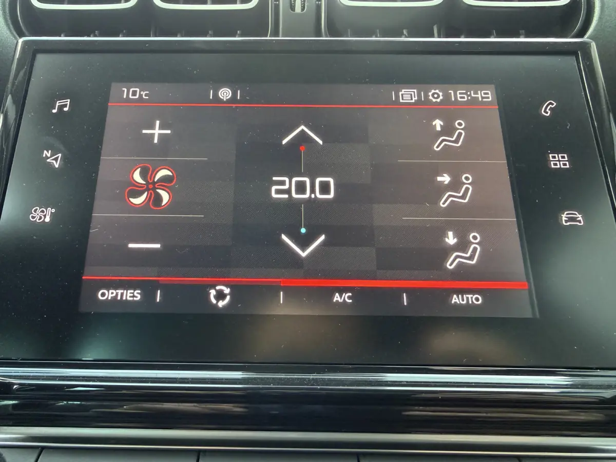 110pk Shine (Camera - Parkeersensoren V+A - 17"incl 4S - Automatische Airco - Navigatie - Apple Carplay)