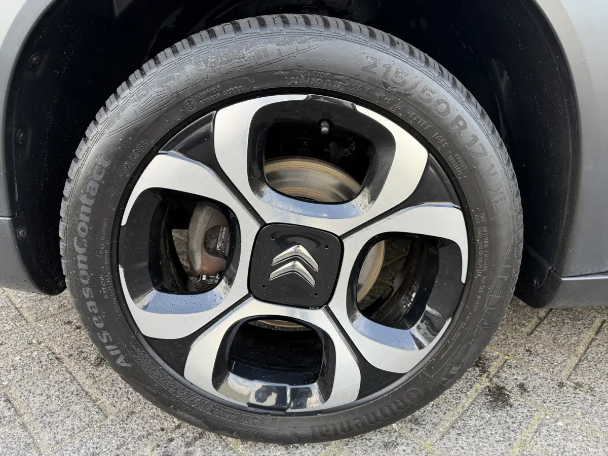 110pk Shine (Camera - Parkeersensoren V+A - 17"incl 4S - Automatische Airco - Navigatie - Apple Carplay)