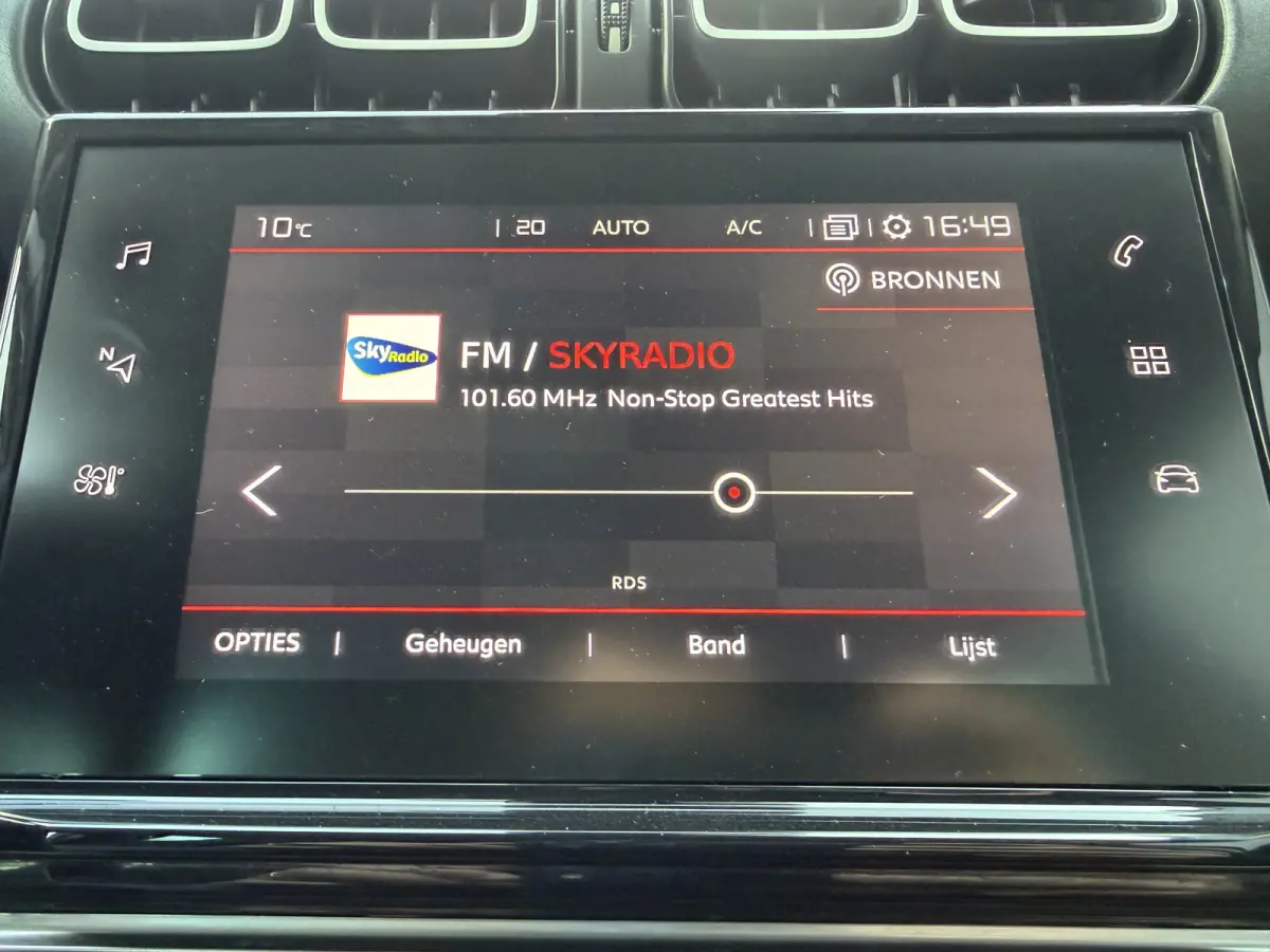 110pk Shine (Camera - Parkeersensoren V+A - 17"incl 4S - Automatische Airco - Navigatie - Apple Carplay)