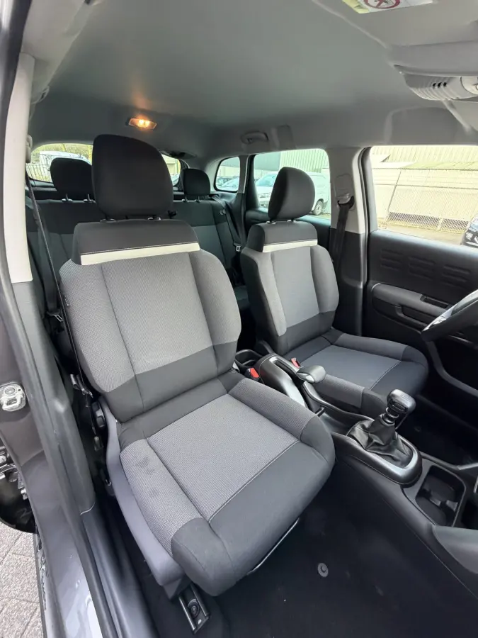 110pk Shine (Camera - Parkeersensoren V+A - 17"incl 4S - Automatische Airco - Navigatie - Apple Carplay)