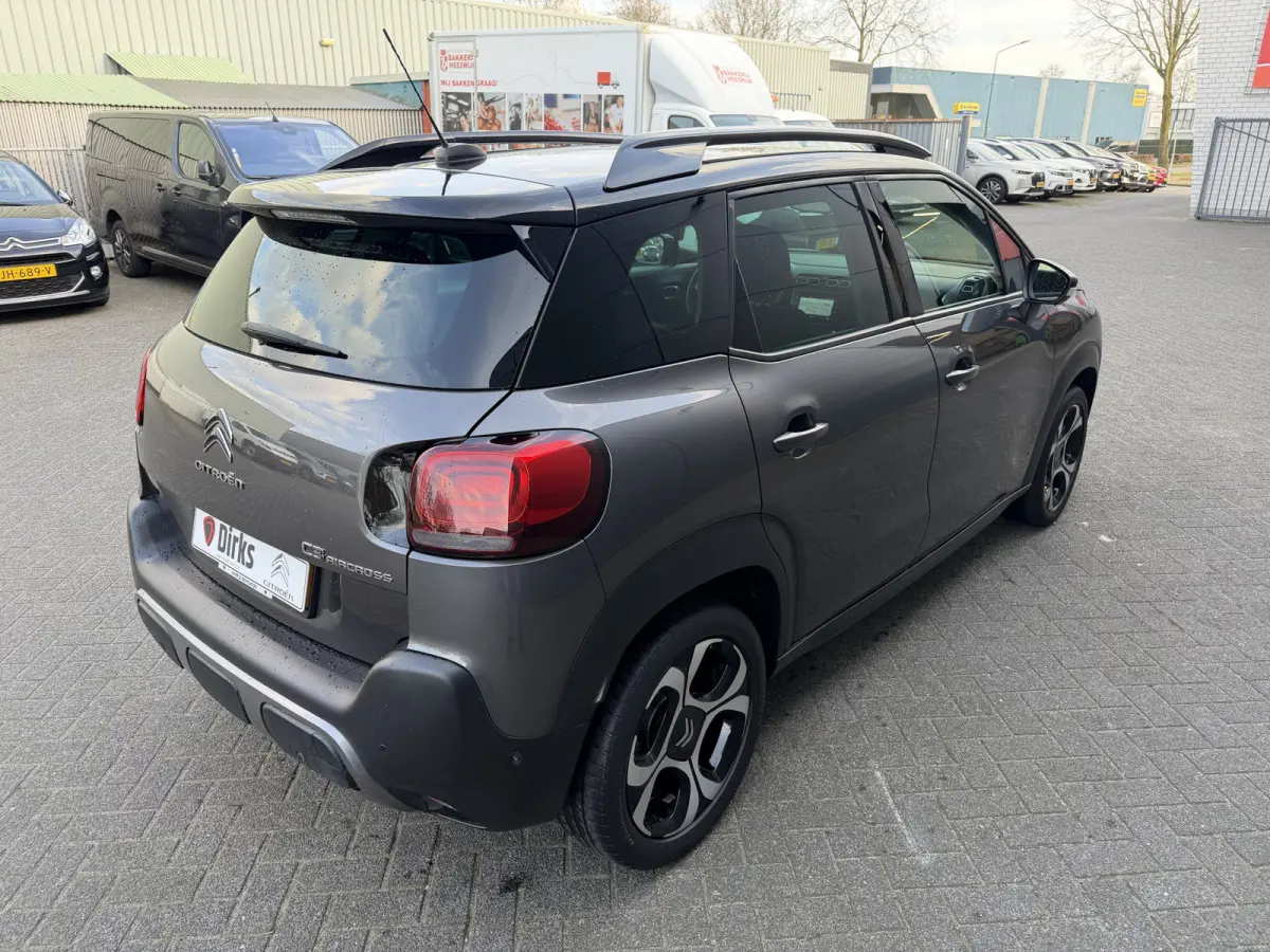 110pk Shine (Camera - Parkeersensoren V+A - 17"incl 4S - Automatische Airco - Navigatie - Apple Carplay)