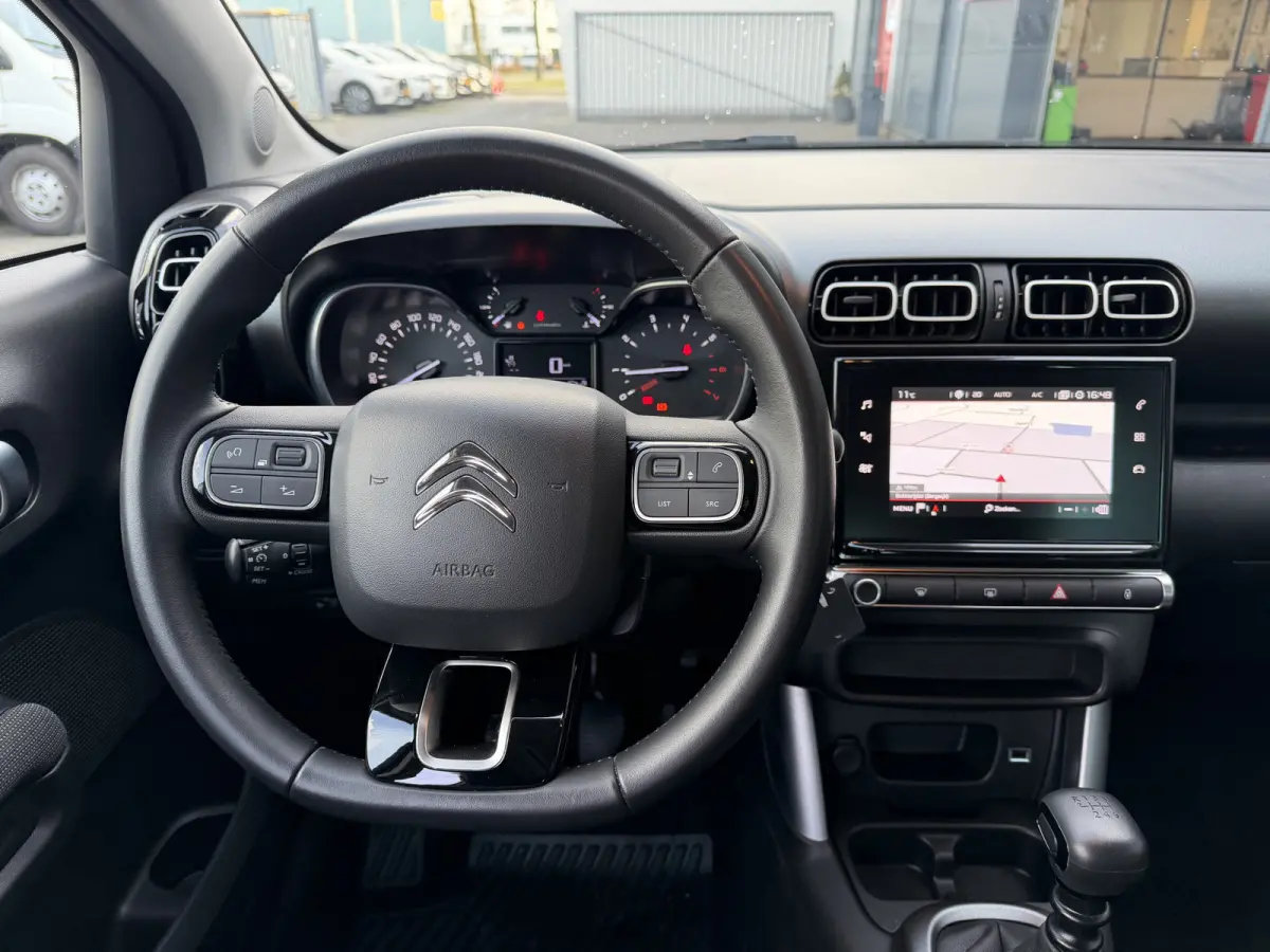 110pk Shine (Camera - Parkeersensoren V+A - 17"incl 4S - Automatische Airco - Navigatie - Apple Carplay)