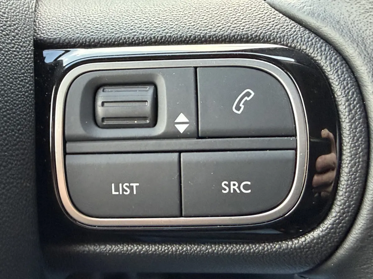 110pk Shine (Camera - Parkeersensoren V+A - 17"incl 4S - Automatische Airco - Navigatie - Apple Carplay)