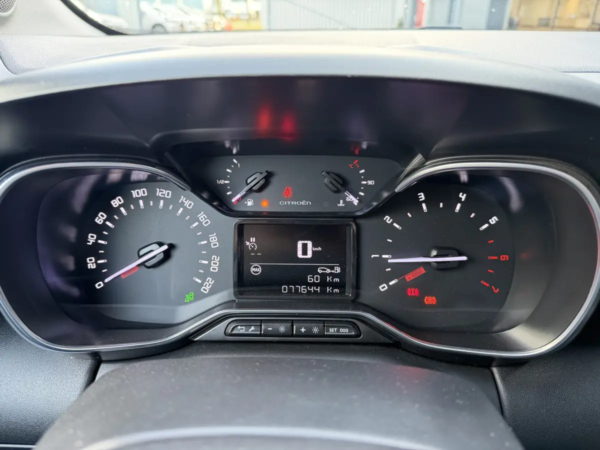 110pk Shine (Camera - Parkeersensoren V+A - 17"incl 4S - Automatische Airco - Navigatie - Apple Carplay)