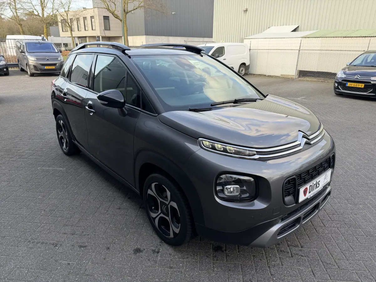 110pk Shine (Camera - Parkeersensoren V+A - 17"incl 4S - Automatische Airco - Navigatie - Apple Carplay)