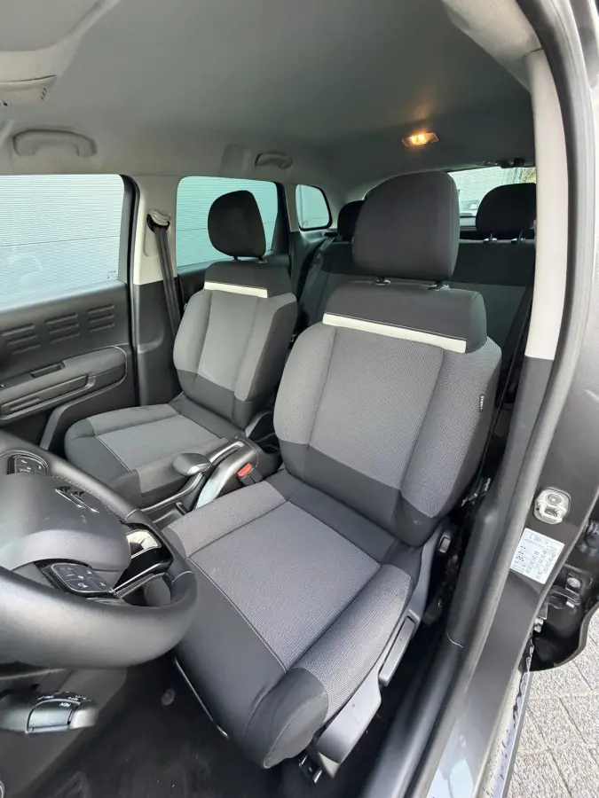 110pk Shine (Camera - Parkeersensoren V+A - 17"incl 4S - Automatische Airco - Navigatie - Apple Carplay)