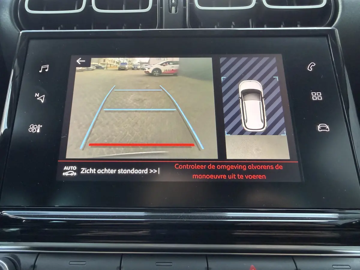 110pk Shine (Camera - Parkeersensoren V+A - 17"incl 4S - Automatische Airco - Navigatie - Apple Carplay)
