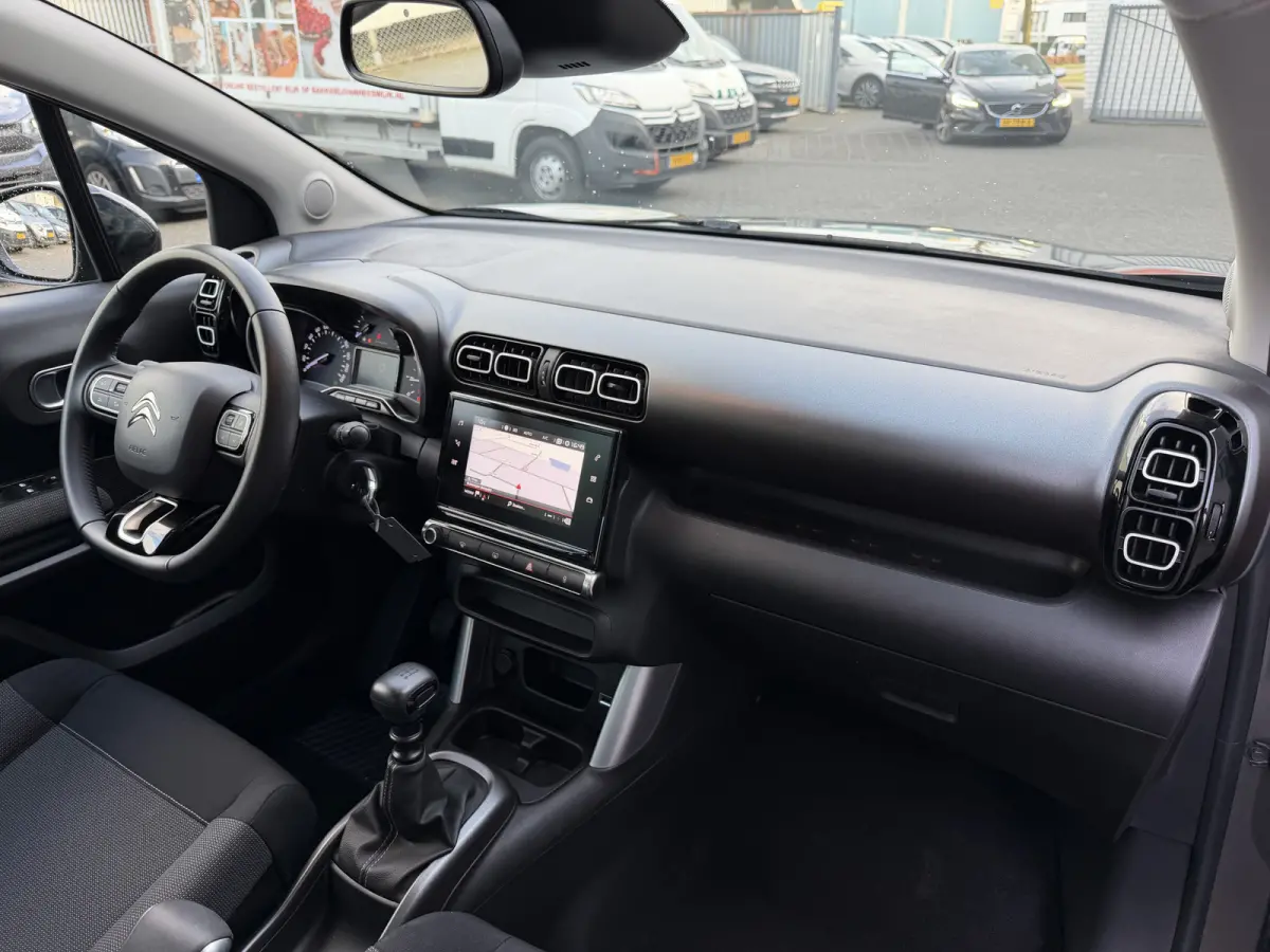 110pk Shine (Camera - Parkeersensoren V+A - 17"incl 4S - Automatische Airco - Navigatie - Apple Carplay)