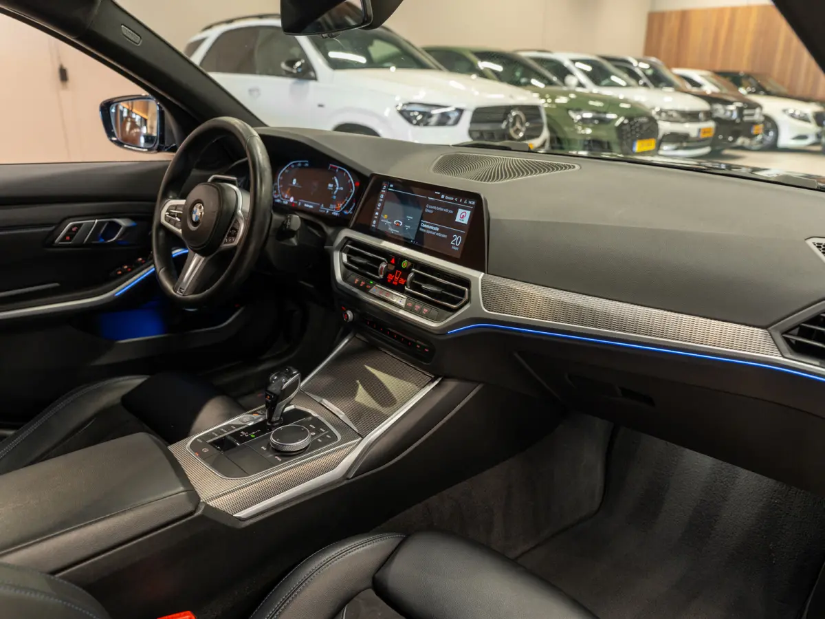 330i 259PK M-Sport Executive Edition, NAP, Apple Carplay, Navi, Cam, Ambiënte Light, Leder/Alcan, Prive Glas,