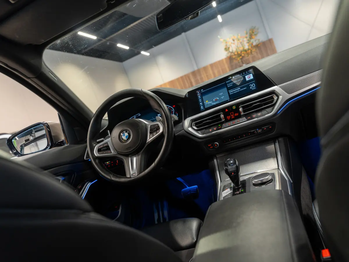 330i 259PK M-Sport Executive Edition, NAP, Apple Carplay, Navi, Cam, Ambiënte Light, Leder/Alcan, Prive Glas,