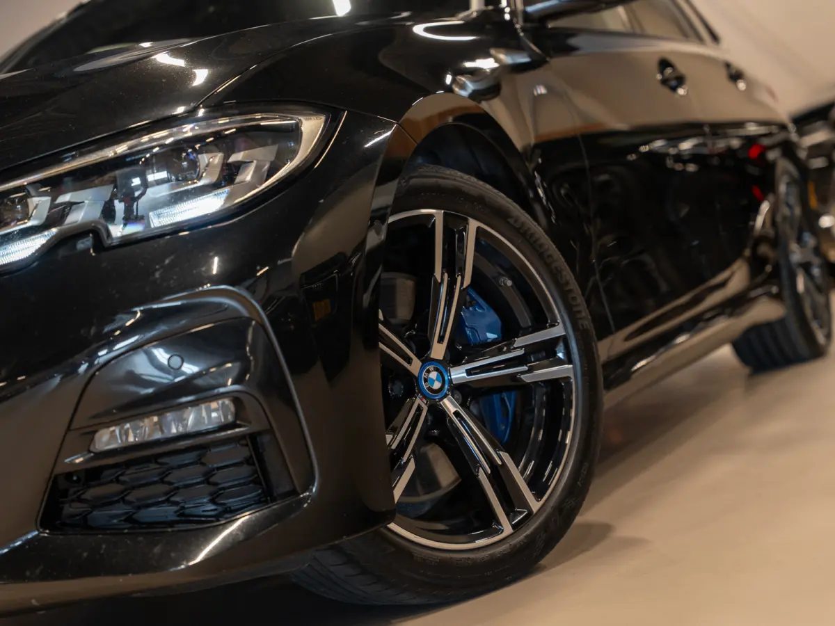 330i 259PK M-Sport Executive Edition, NAP, Apple Carplay, Navi, Cam, Ambiënte Light, Leder/Alcan, Prive Glas,