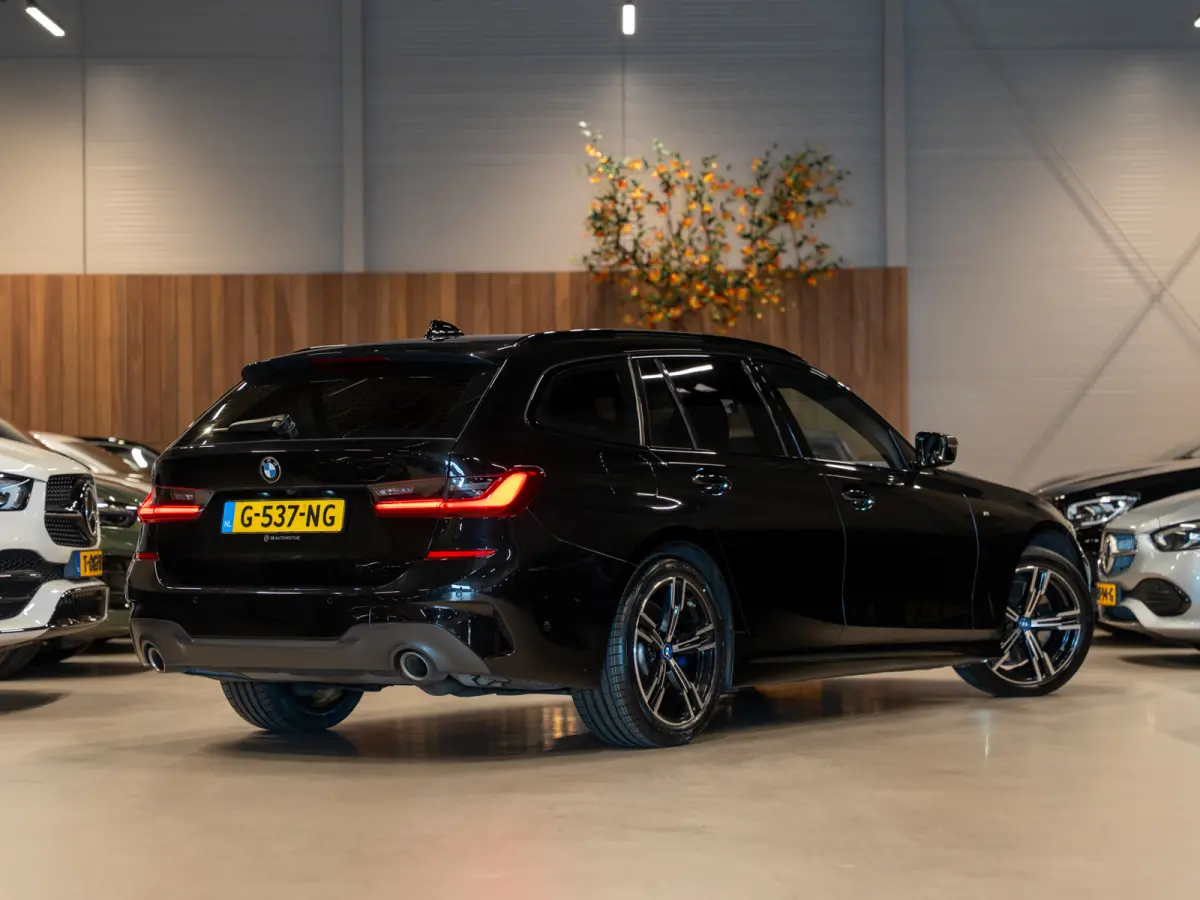 330i 259PK M-Sport Executive Edition, NAP, Apple Carplay, Navi, Cam, Ambiënte Light, Leder/Alcan, Prive Glas,