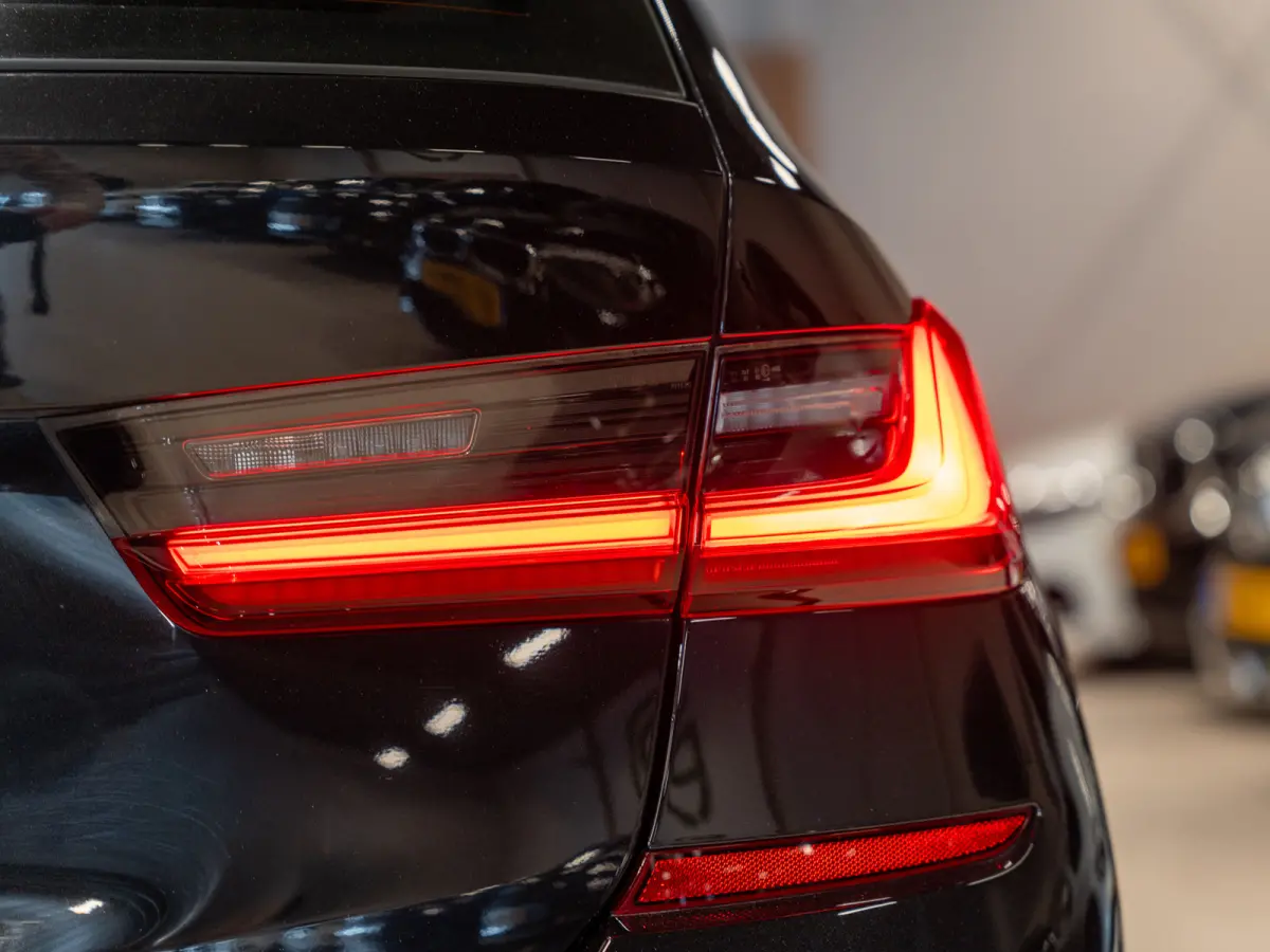 330i 259PK M-Sport Executive Edition, NAP, Apple Carplay, Navi, Cam, Ambiënte Light, Leder/Alcan, Prive Glas,