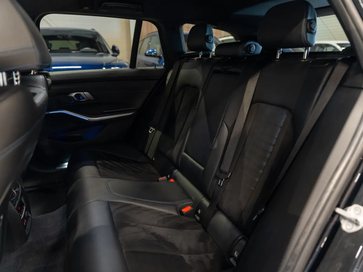 330i 259PK M-Sport Executive Edition, NAP, Apple Carplay, Navi, Cam, Ambiënte Light, Leder/Alcan, Prive Glas,