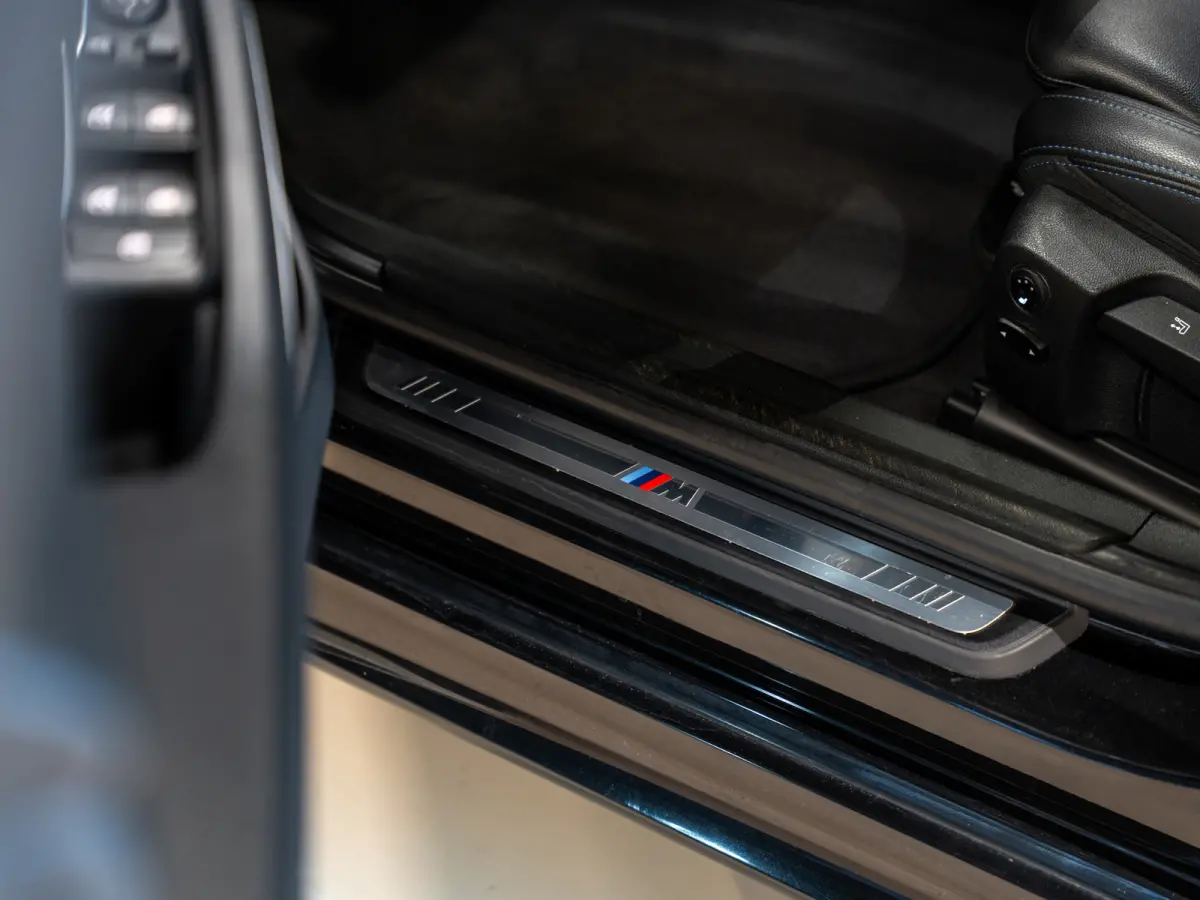 330i 259PK M-Sport Executive Edition, NAP, Apple Carplay, Navi, Cam, Ambiënte Light, Leder/Alcan, Prive Glas,