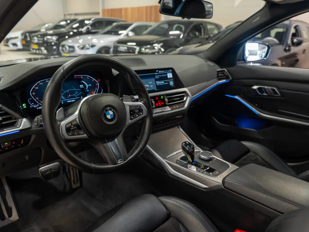330i 259PK M-Sport Executive Edition, NAP, Apple Carplay, Navi, Cam, Ambiënte Light, Leder/Alcan, Prive Glas,