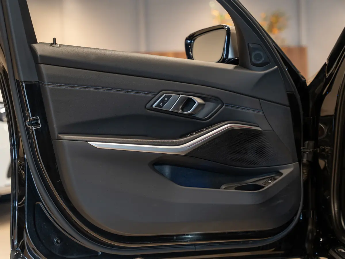 330i 259PK M-Sport Executive Edition, NAP, Apple Carplay, Navi, Cam, Ambiënte Light, Leder/Alcan, Prive Glas,