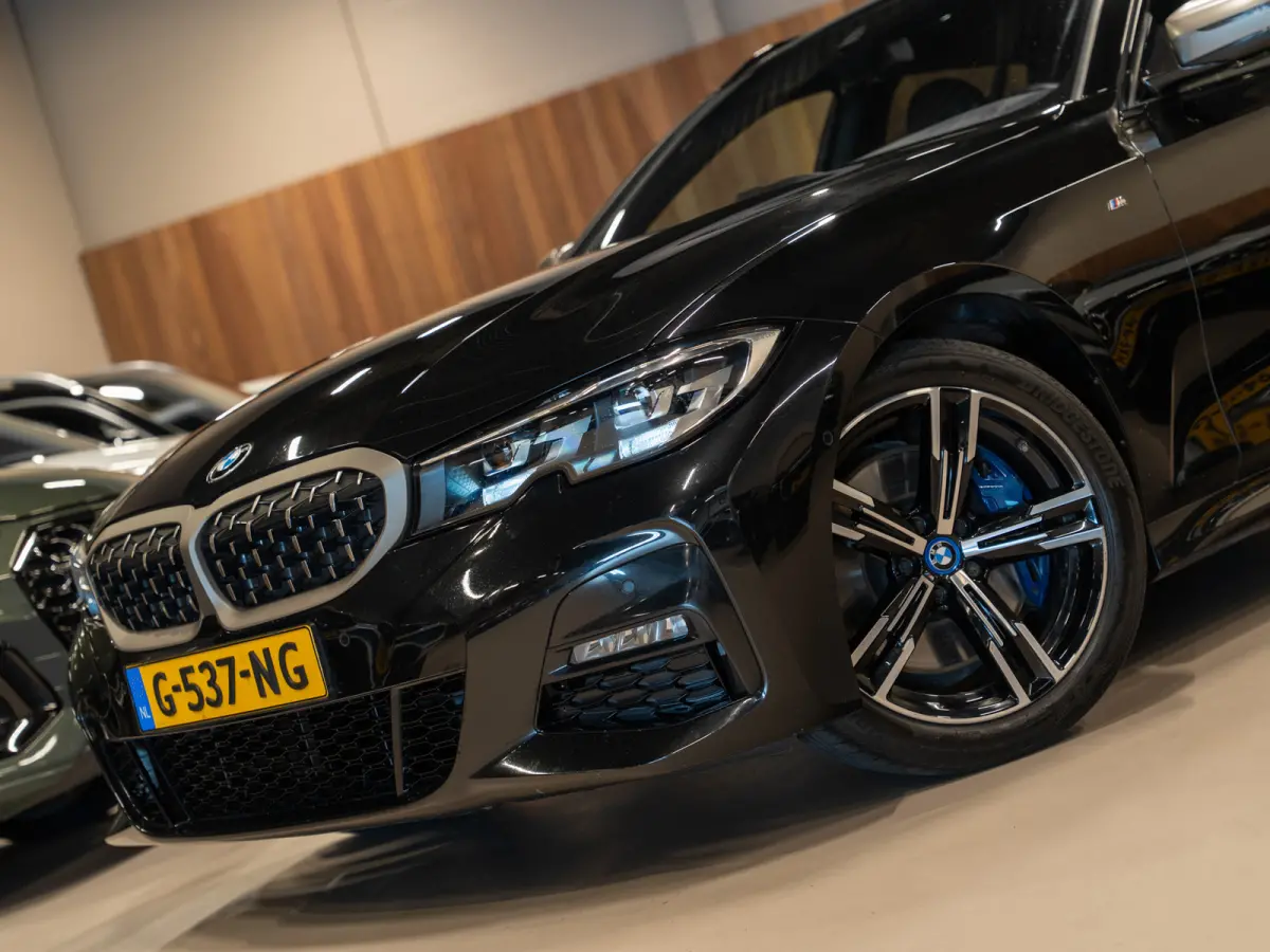 330i 259PK M-Sport Executive Edition, NAP, Apple Carplay, Navi, Cam, Ambiënte Light, Leder/Alcan, Prive Glas,