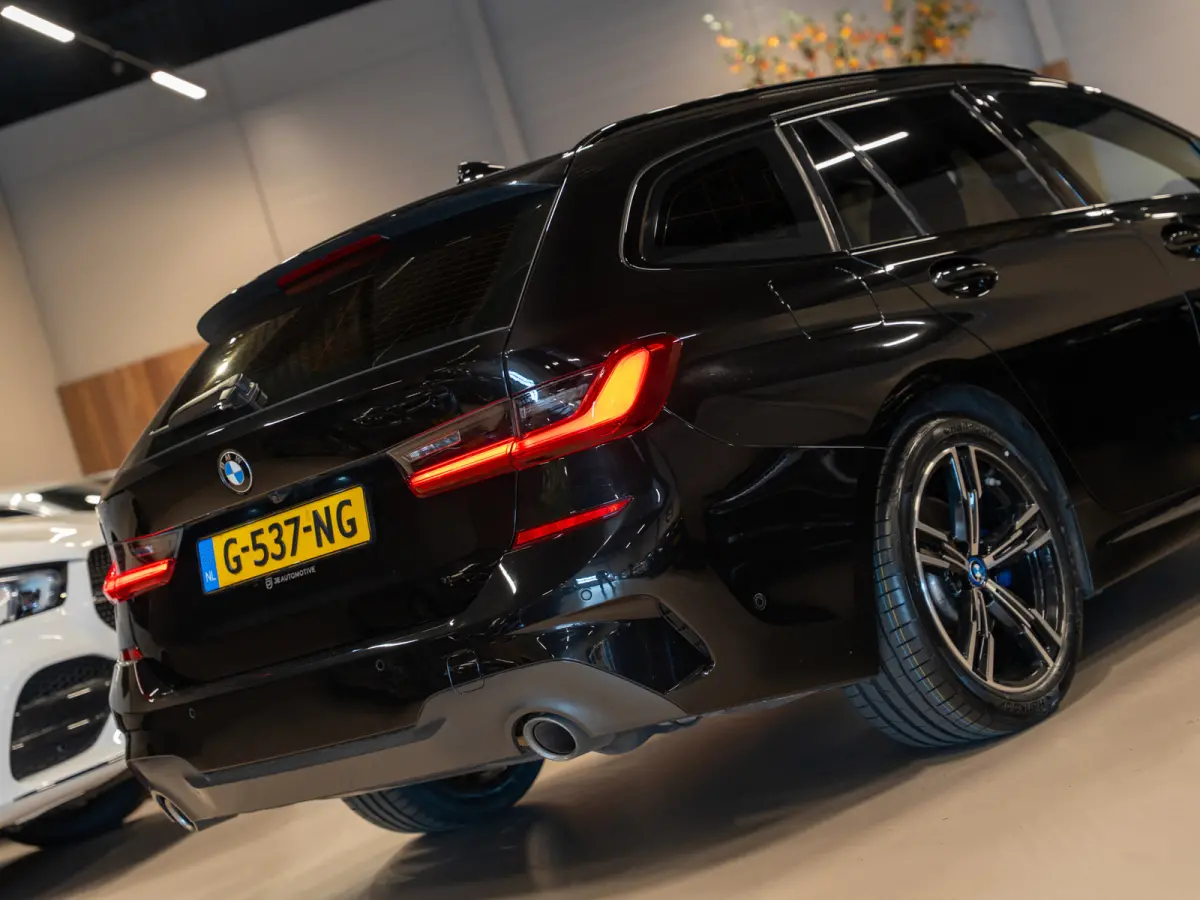 330i 259PK M-Sport Executive Edition, NAP, Apple Carplay, Navi, Cam, Ambiënte Light, Leder/Alcan, Prive Glas,