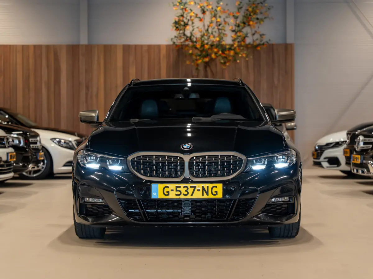 330i 259PK M-Sport Executive Edition, NAP, Apple Carplay, Navi, Cam, Ambiënte Light, Leder/Alcan, Prive Glas,