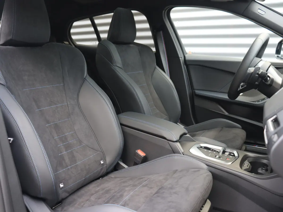 5-deurs 120 | M Sportpakket Pro | Panodak | Harman Kardon | Driving Assistant | Camera | Sportstoelen | Comfort Access | Getint Glas | Verwarmd Stuurwiel | 19'' LMV
