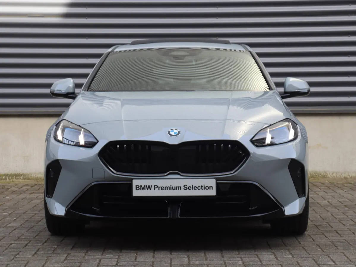5-deurs 120 | M Sportpakket Pro | Panodak | Harman Kardon | Driving Assistant | Camera | Sportstoelen | Comfort Access | Getint Glas | Verwarmd Stuurwiel | 19'' LMV