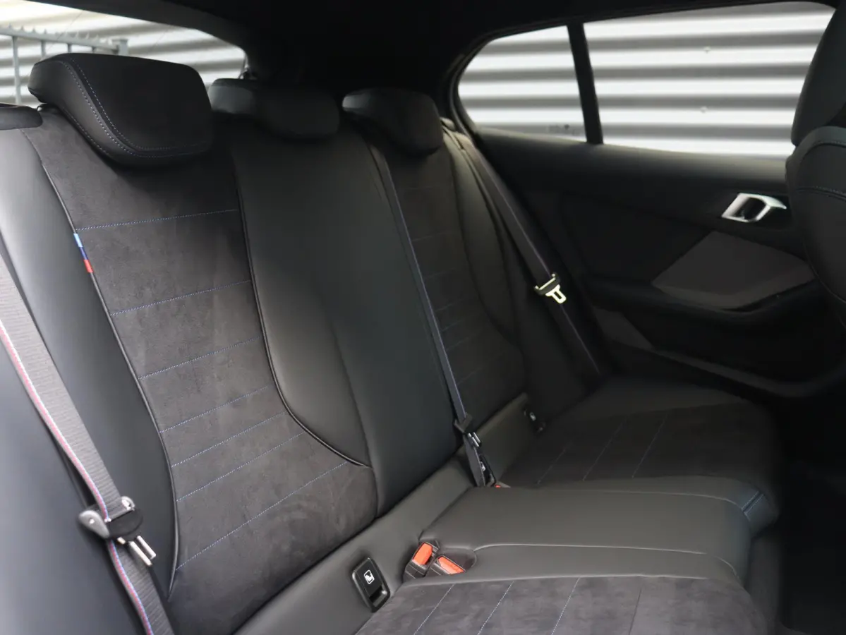 5-deurs 120 | M Sportpakket Pro | Panodak | Harman Kardon | Driving Assistant | Camera | Sportstoelen | Comfort Access | Getint Glas | Verwarmd Stuurwiel | 19'' LMV