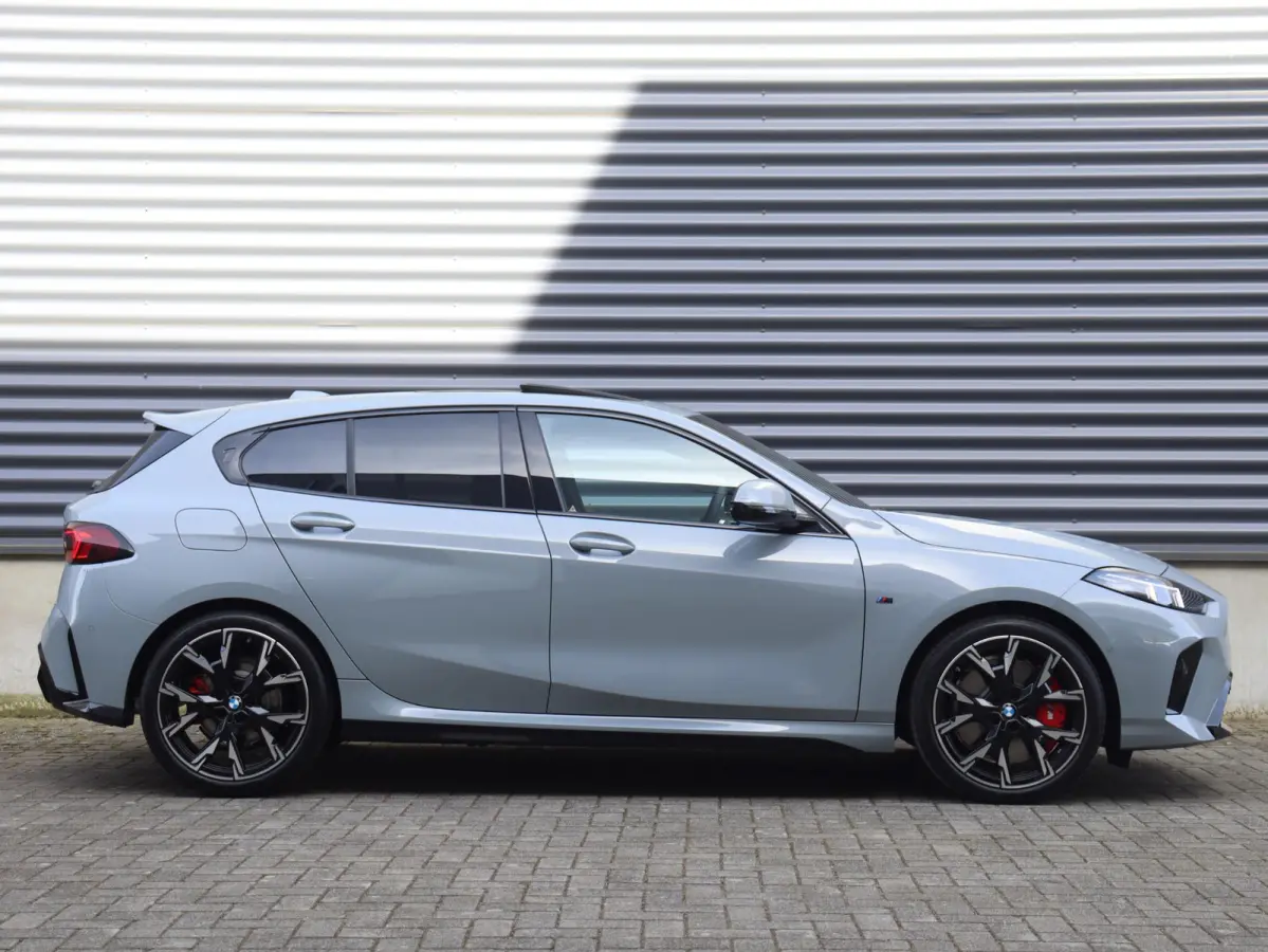 5-deurs 120 | M Sportpakket Pro | Panodak | Harman Kardon | Driving Assistant | Camera | Sportstoelen | Comfort Access | Getint Glas | Verwarmd Stuurwiel | 19'' LMV