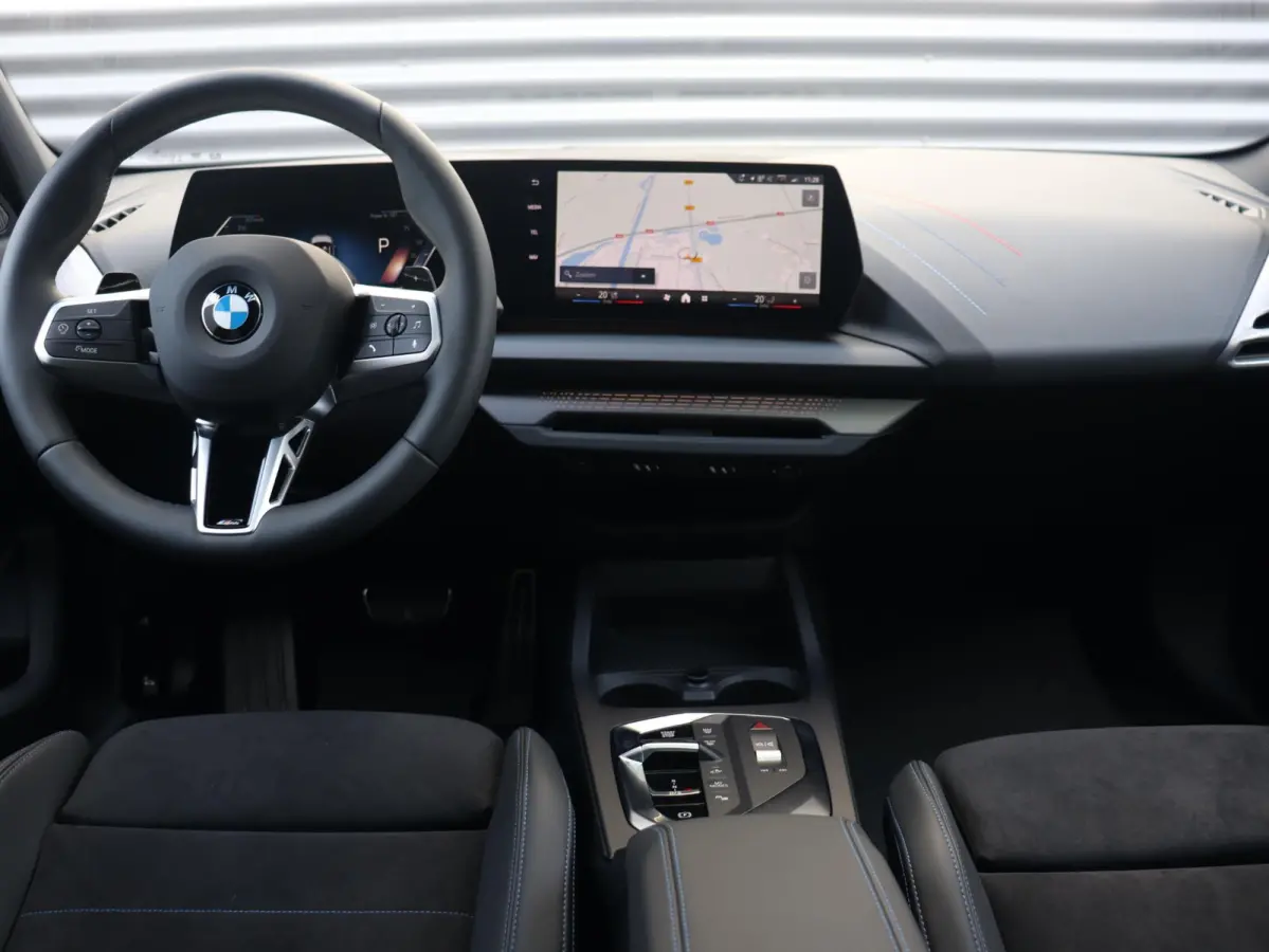 5-deurs 120 | M Sportpakket Pro | Panodak | Harman Kardon | Driving Assistant | Camera | Sportstoelen | Comfort Access | Getint Glas | Verwarmd Stuurwiel | 19'' LMV