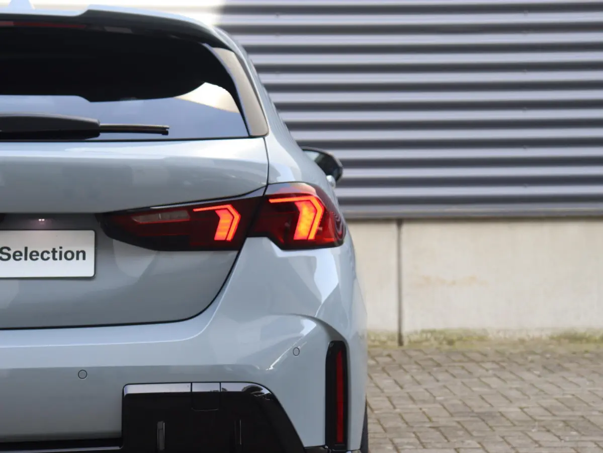 5-deurs 120 | M Sportpakket Pro | Panodak | Harman Kardon | Driving Assistant | Camera | Sportstoelen | Comfort Access | Getint Glas | Verwarmd Stuurwiel | 19'' LMV