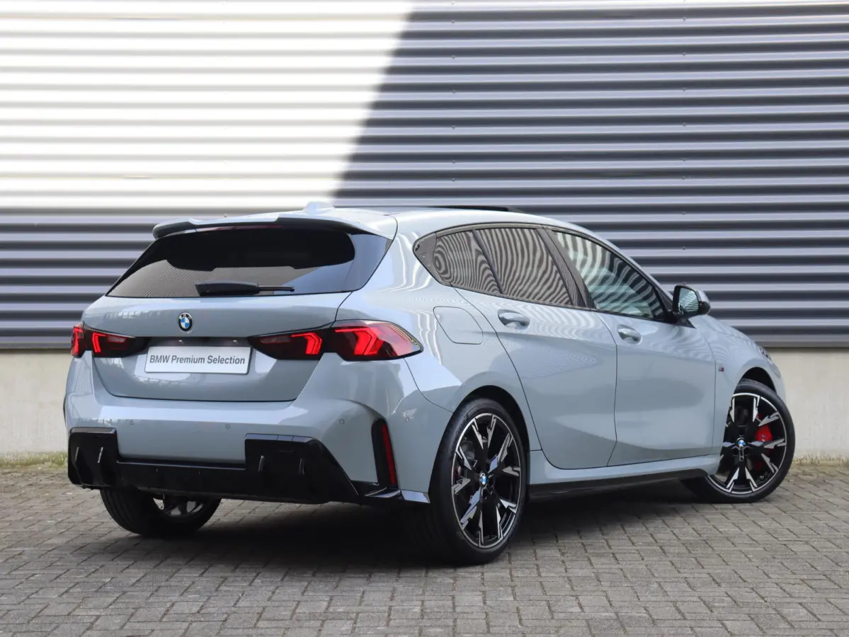 5-deurs 120 | M Sportpakket Pro | Panodak | Harman Kardon | Driving Assistant | Camera | Sportstoelen | Comfort Access | Getint Glas | Verwarmd Stuurwiel | 19'' LMV