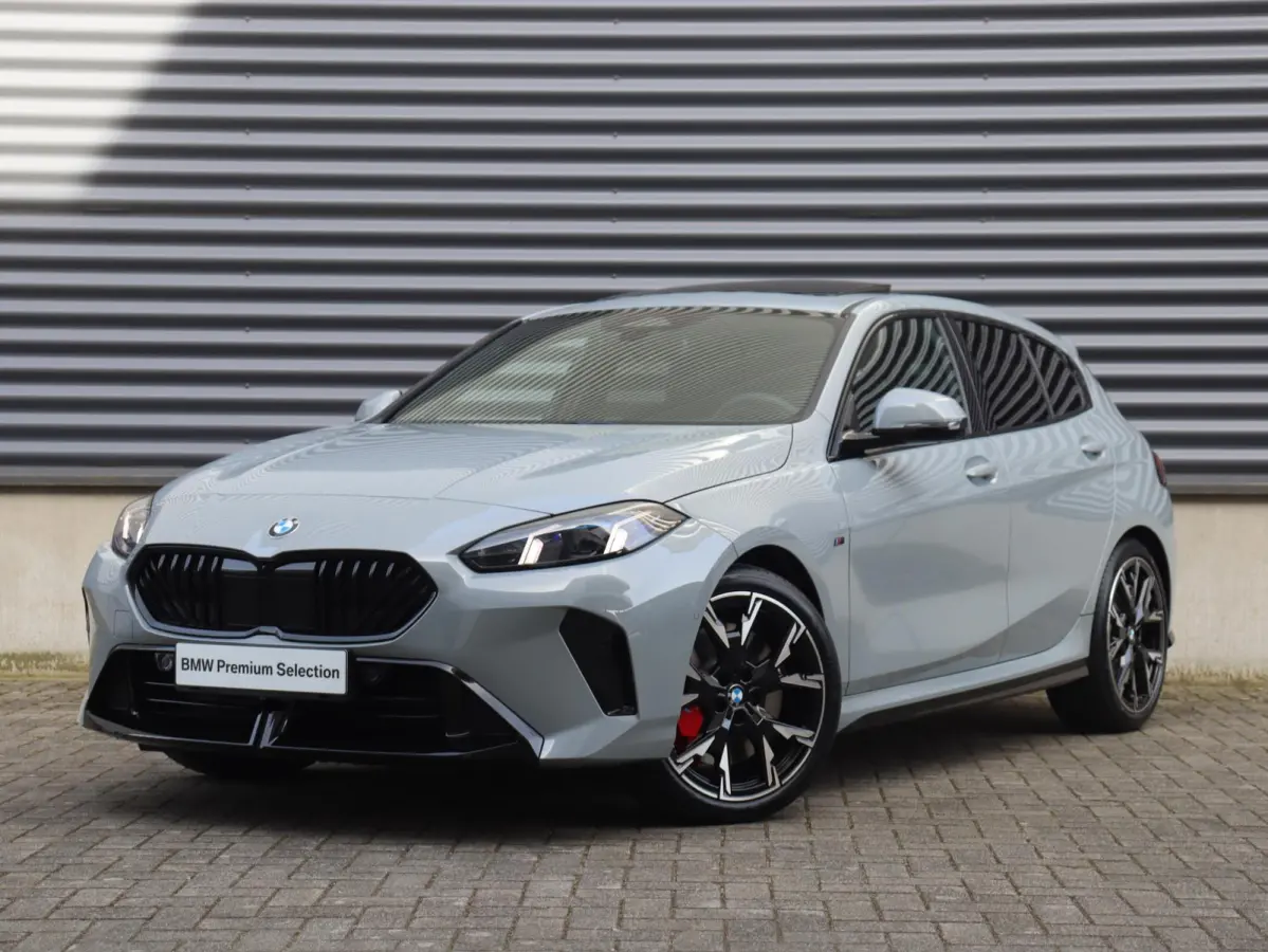 5-deurs 120 | M Sportpakket Pro | Panodak | Harman Kardon | Driving Assistant | Camera | Sportstoelen | Comfort Access | Getint Glas | Verwarmd Stuurwiel | 19'' LMV