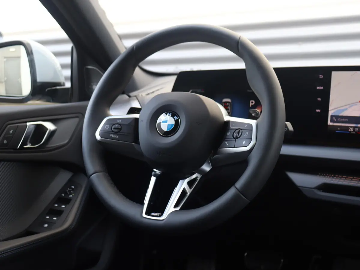 5-deurs 120 | M Sportpakket Pro | Panodak | Harman Kardon | Driving Assistant | Camera | Sportstoelen | Comfort Access | Getint Glas | Verwarmd Stuurwiel | 19'' LMV