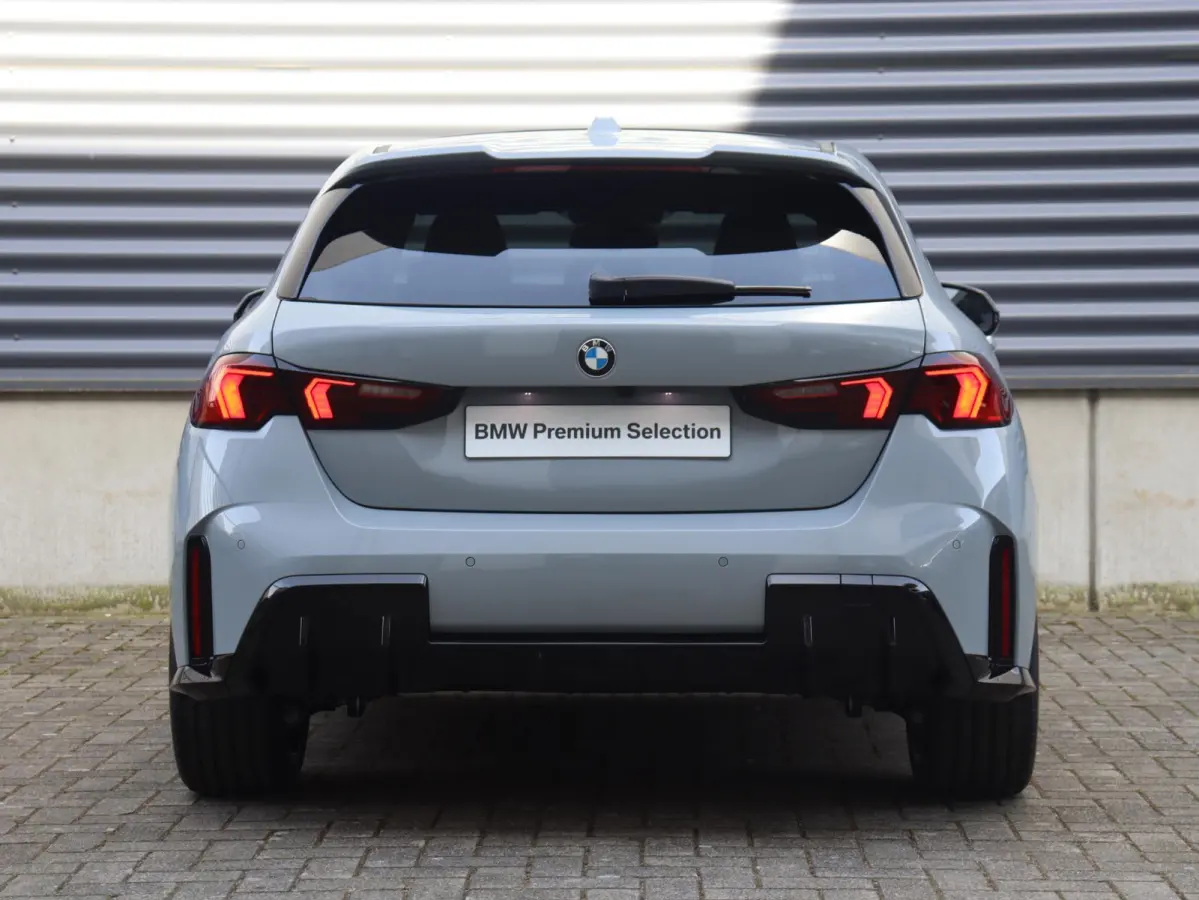 5-deurs 120 | M Sportpakket Pro | Panodak | Harman Kardon | Driving Assistant | Camera | Sportstoelen | Comfort Access | Getint Glas | Verwarmd Stuurwiel | 19'' LMV