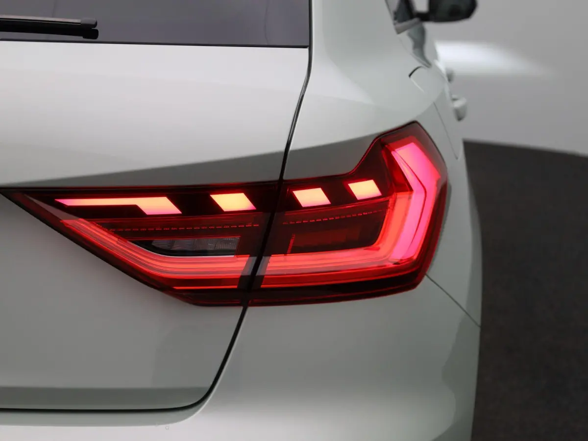 30 TFSI Advanced edition l Adaptive cruise control l Climate control l Stoelverwarming l Navigatie l Climate control l LED-koplampen l Audi sound system l Privacy glas l Optiekpakket zwart p