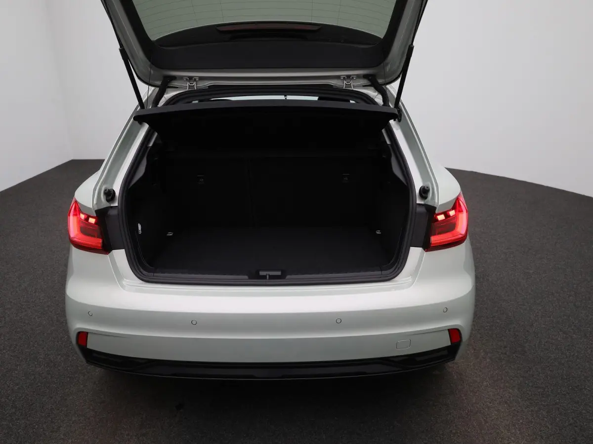 30 TFSI Advanced edition l Adaptive cruise control l Climate control l Stoelverwarming l Navigatie l Climate control l LED-koplampen l Audi sound system l Privacy glas l Optiekpakket zwart p