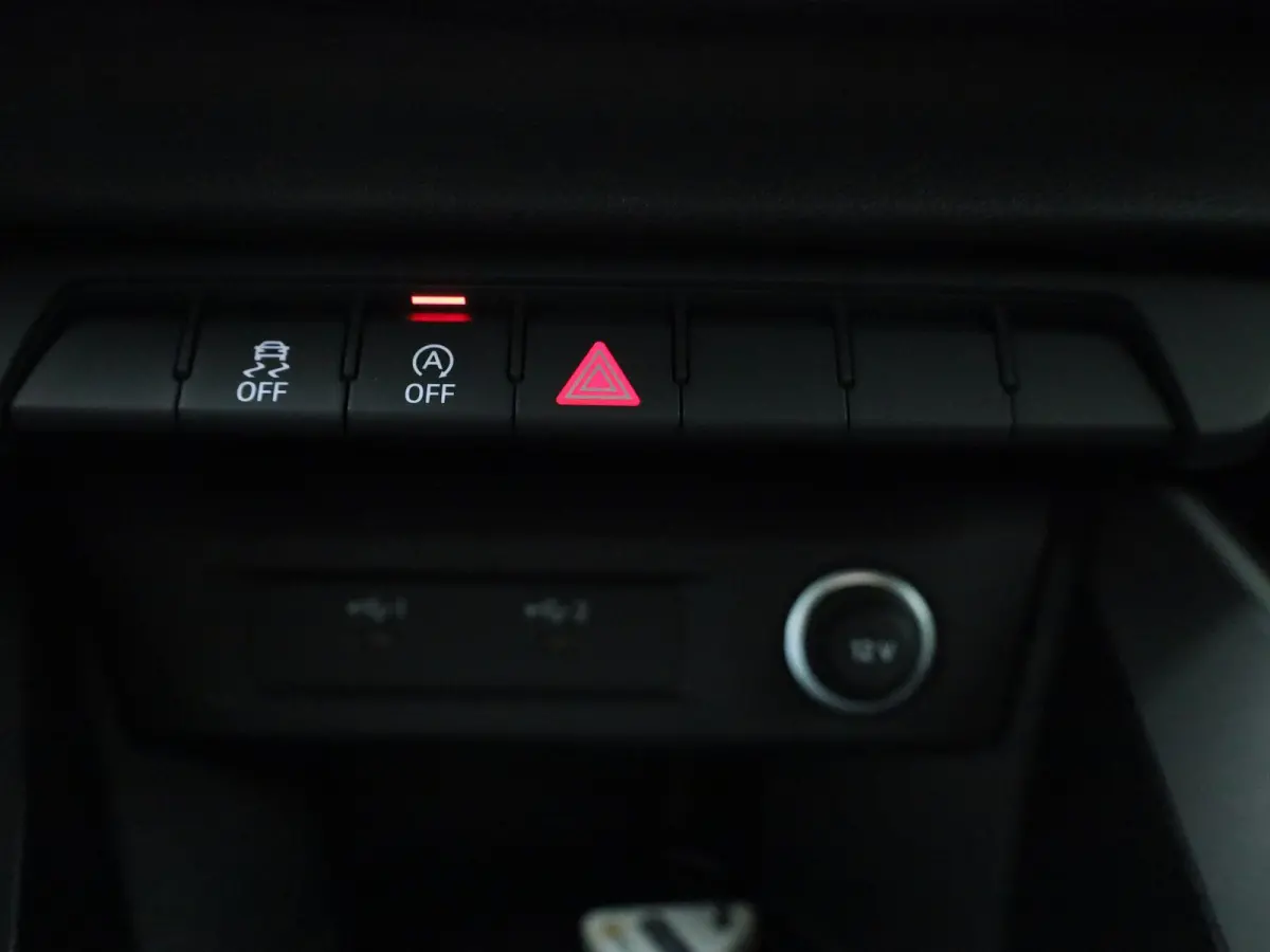 30 TFSI Advanced edition l Adaptive cruise control l Climate control l Stoelverwarming l Navigatie l Climate control l LED-koplampen l Audi sound system l Privacy glas l Optiekpakket zwart p