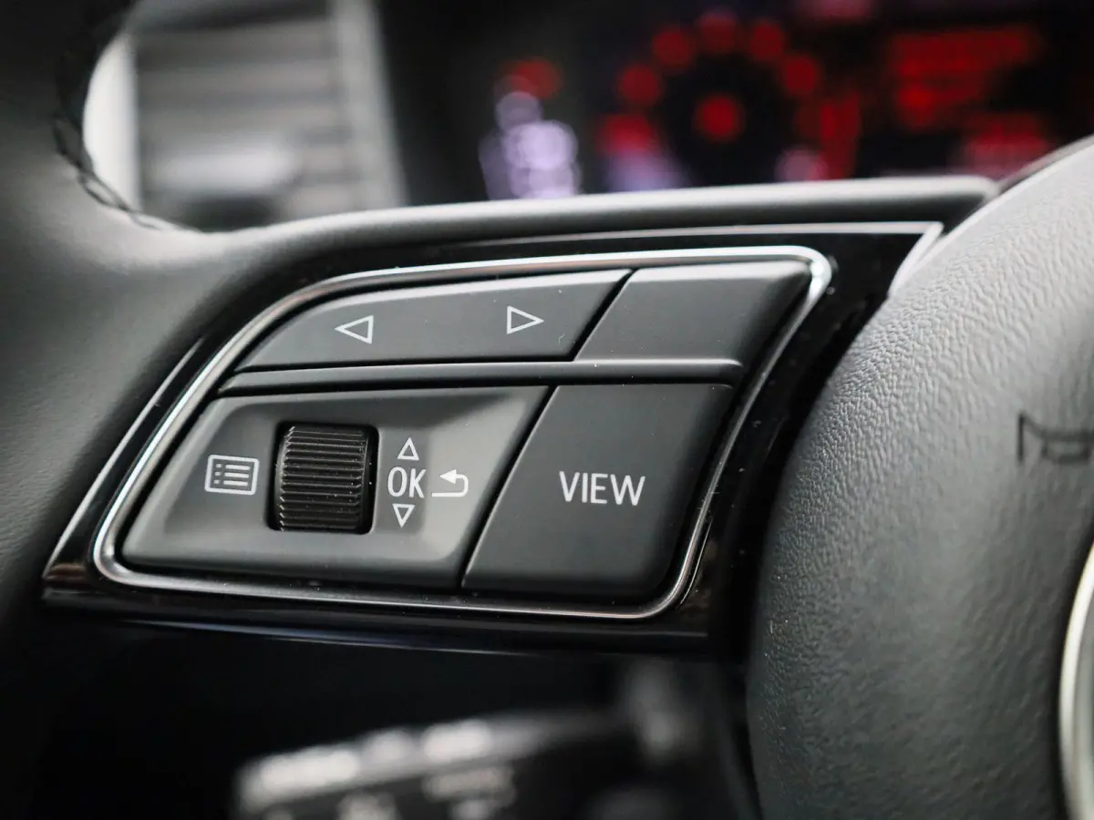 30 TFSI Advanced edition l Adaptive cruise control l Climate control l Stoelverwarming l Navigatie l Climate control l LED-koplampen l Audi sound system l Privacy glas l Optiekpakket zwart p